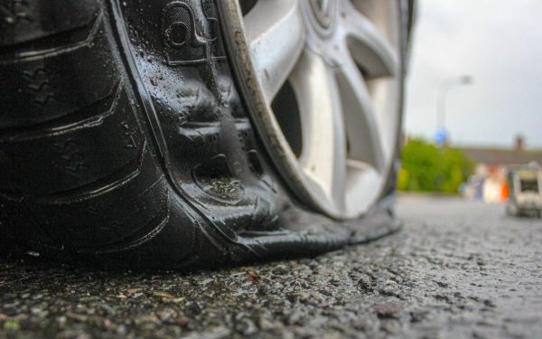 Noua țeapă cu pana de cauciuc: Cum să nu cazi victimă lângă șosea