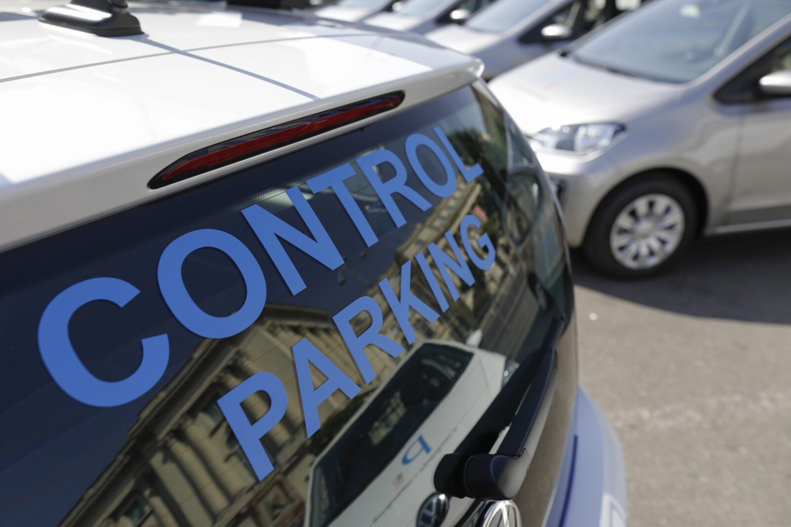 Primăria Capitalei a aprobat, în ședința Consiliului General de joi, 2 aprilie, proiecte care vizează eliminarea parcării gratuite pentru mașinile hibride și electrice, precum și pentru jurnaliști