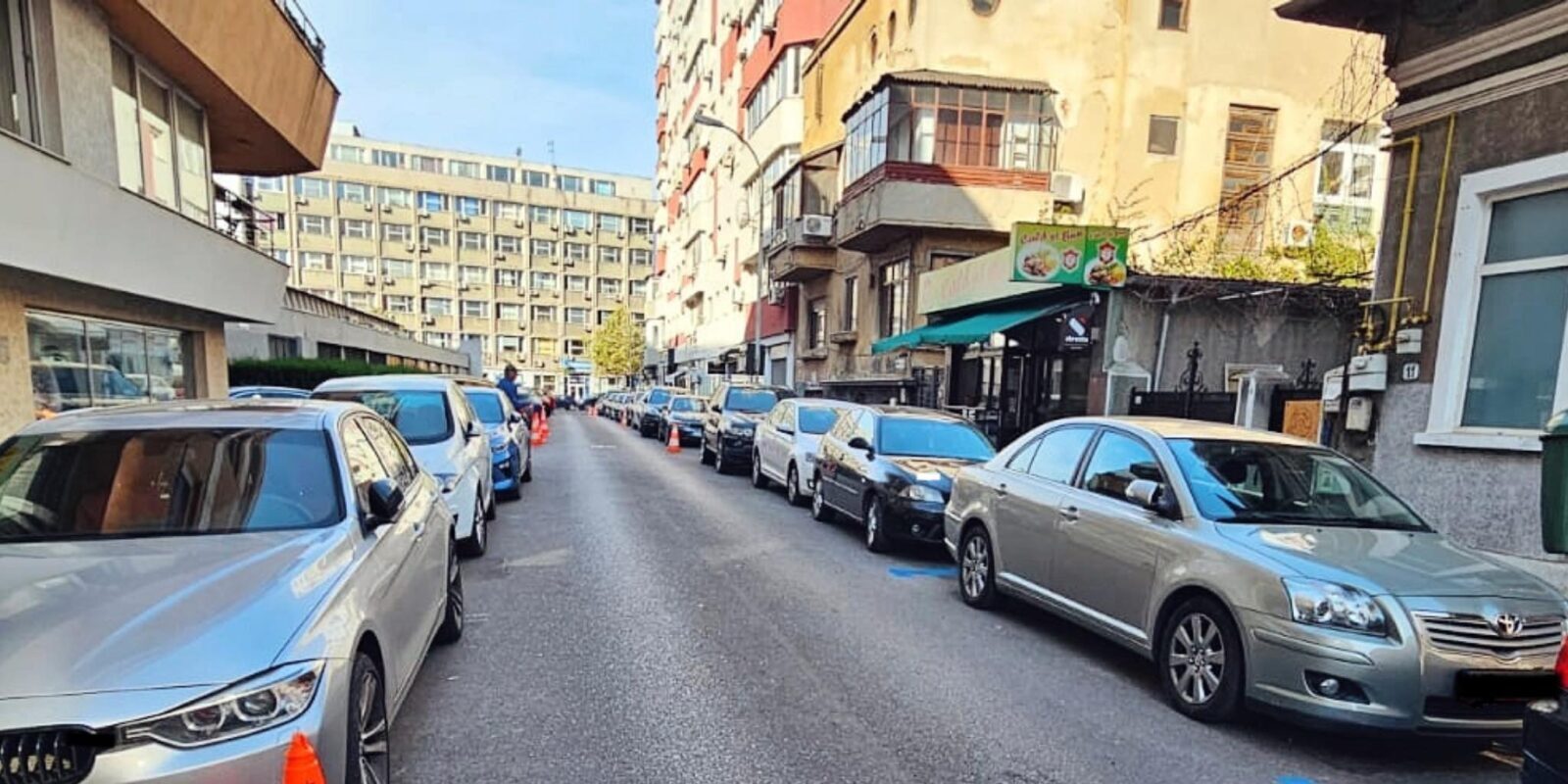 Parcarea gratuită pentru mașinile electrice din București, menținută până în 2027 Decizia Consiliului General al Municipiului București (CGMB) anunță o veste bună pentru proprietarii de mașini electrice