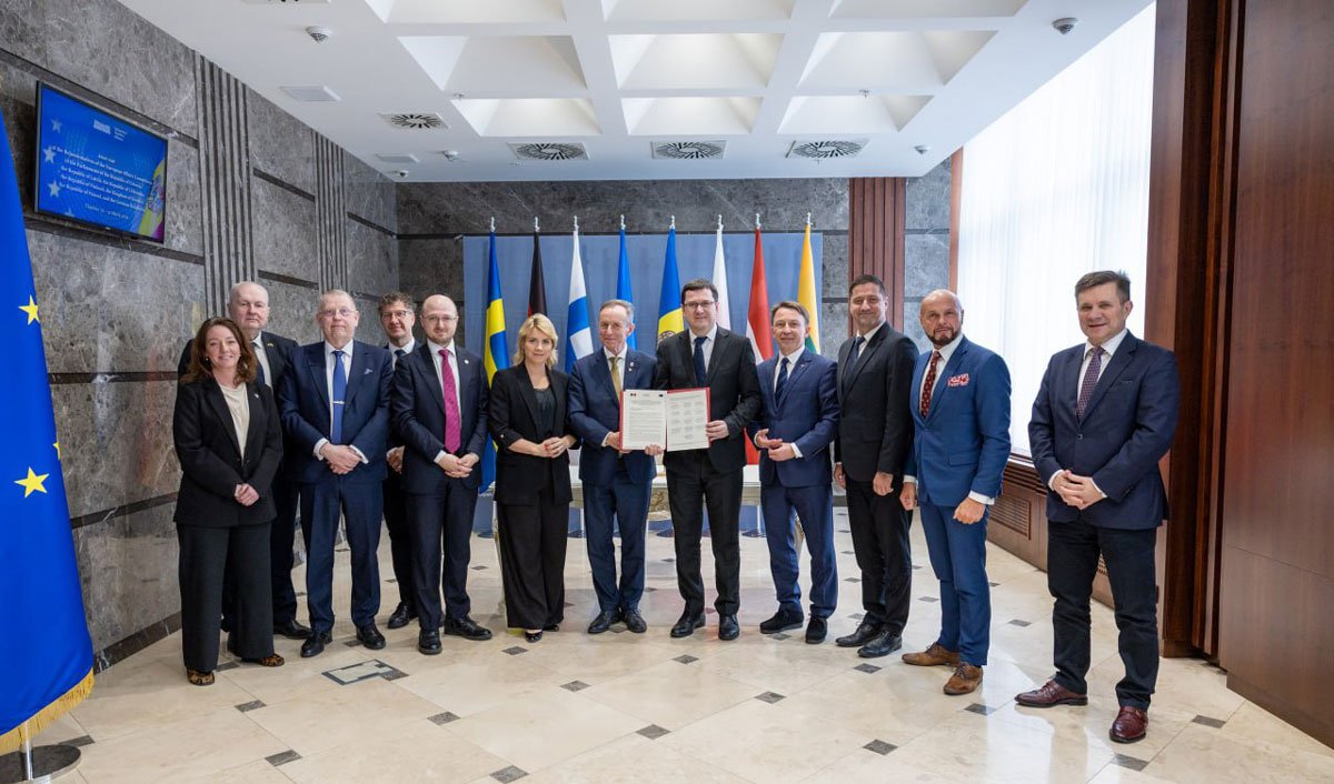 Deputați moldoveni solicită Unionii Europene accelerarea negocierilor de aderare Șapte parlamentari din Moldova au adresat oficial Uniunii Europene o solicitare de a accelera procesul de aderare a țării la blocul comunitar