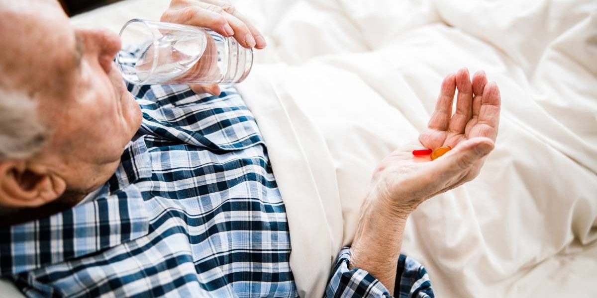 Obiceiuri banale care-ți fac rău: De ce NU te întinzi după medicamente