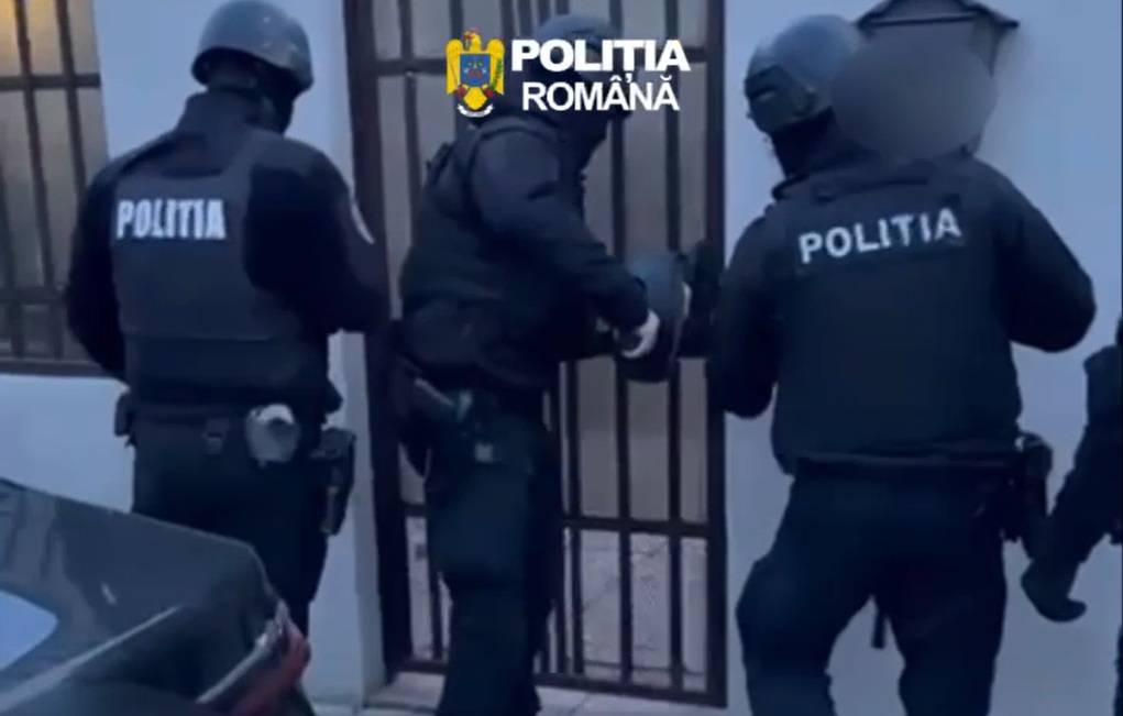 Doi bărbați și-o femeie, prinși la furat în București