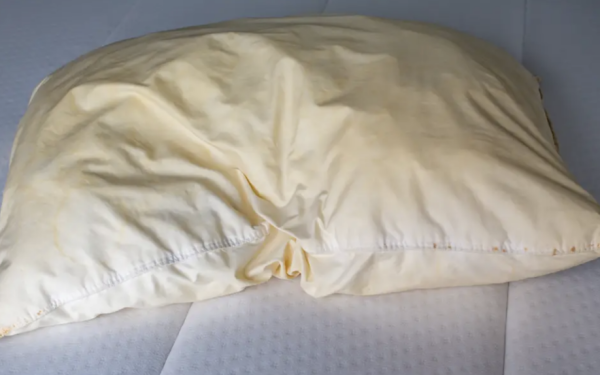 Petele galbene de pe pernă: Adevărul ascuns și riscurile pentru sănătate