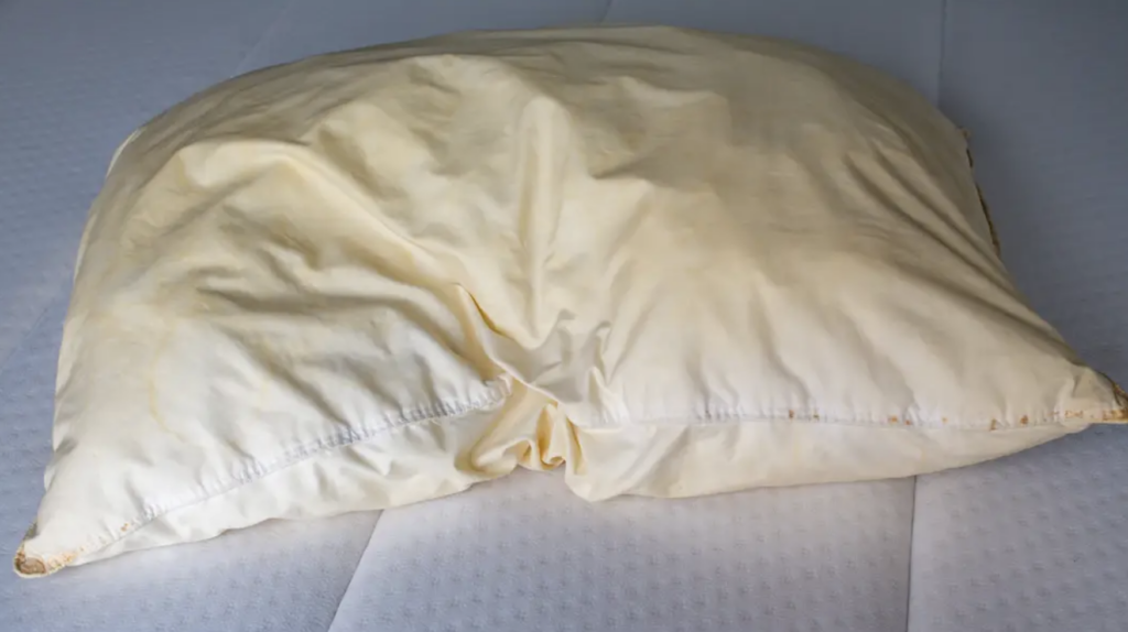 Petele galbene de pe pernă: Adevărul ascuns și riscurile pentru sănătate