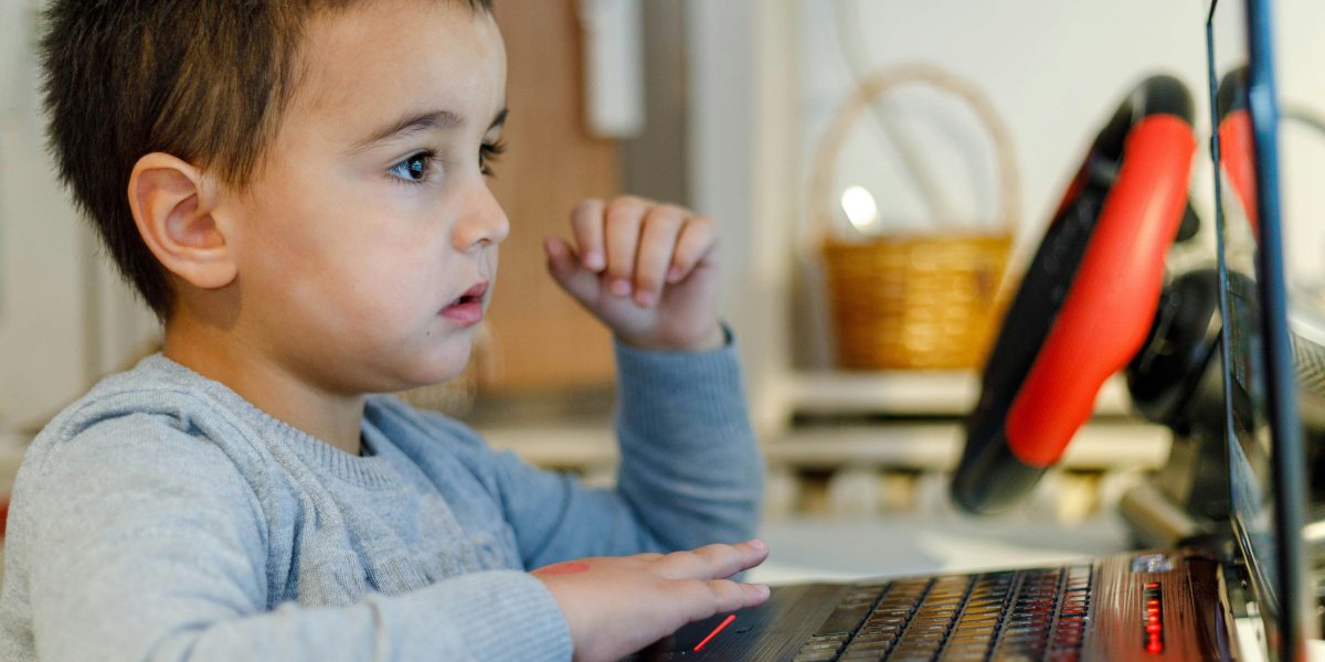 Comisia Europeană, din nou la masa siguranței online a copiilor