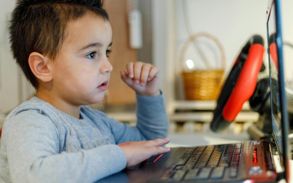 Comisia Europeană, din nou la masa siguranței online a copiilor