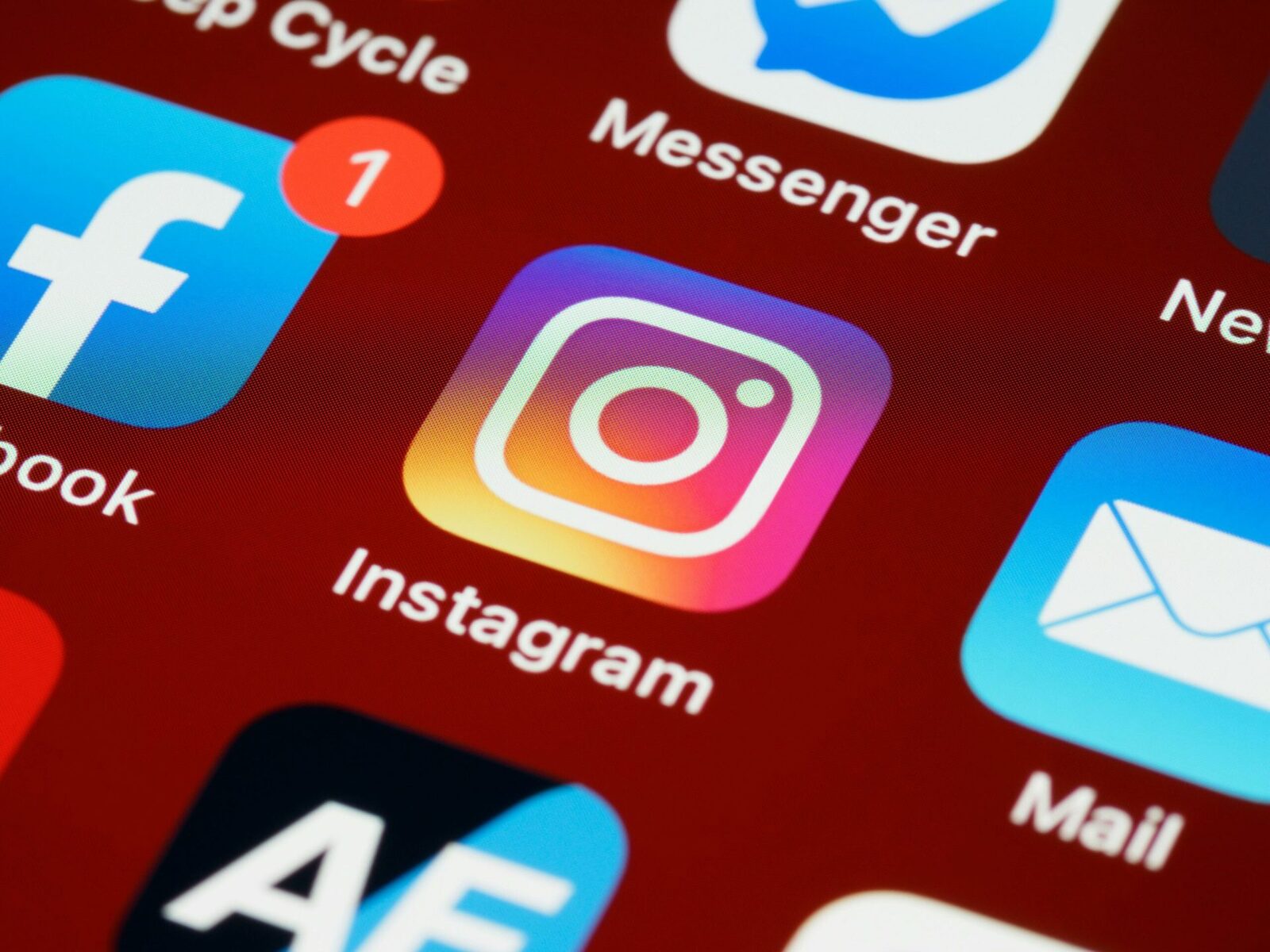 Bani pe social media: Doi din trei copii australieni, dependenți