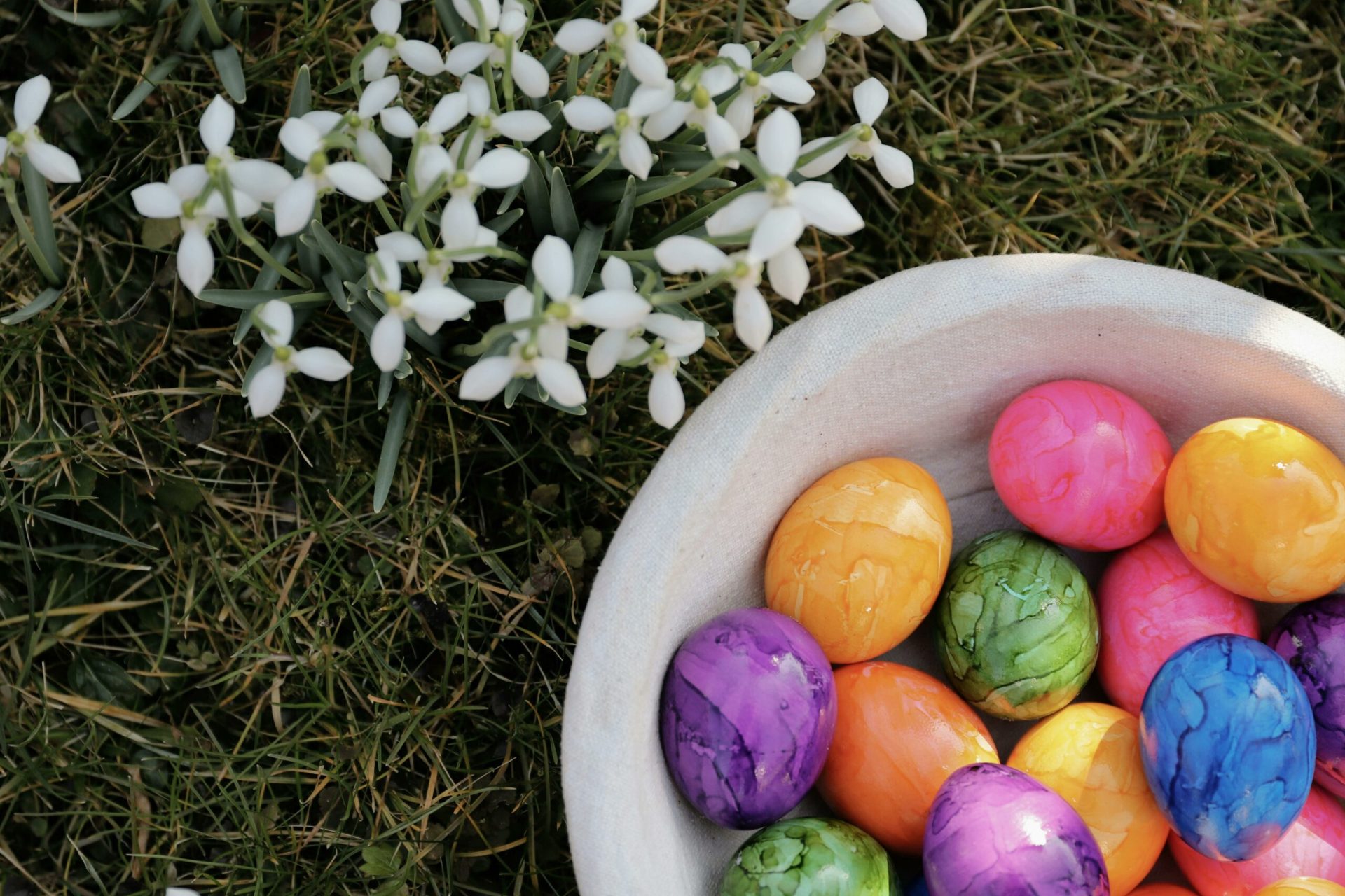 Ouă Paște mai colorate: metode simple pentru o sărbătoare cu stil Vopsirea ouălor de Paște este o tradiție cu semnificații profunde în cultura românească, simbolizând viața, renașterea și speranța