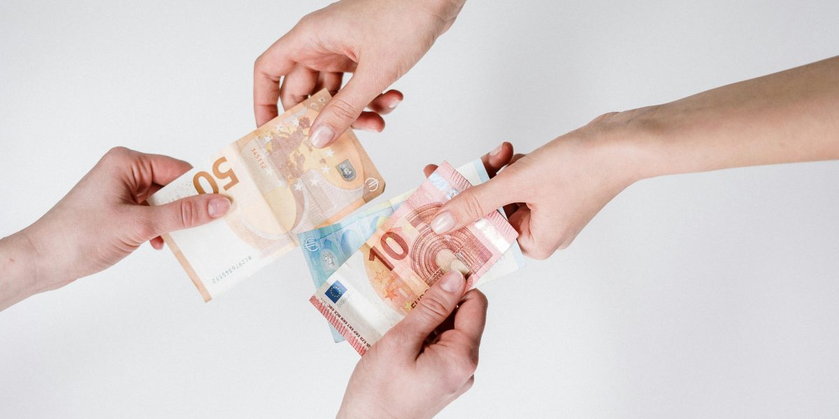 UE, lege anticorupție: Amenzi URIAȘE și pedepse pentru companii