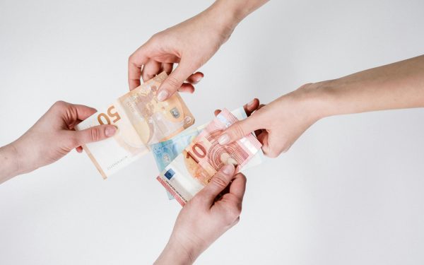 UE, lege anticorupție: Amenzi URIAȘE și pedepse pentru companii