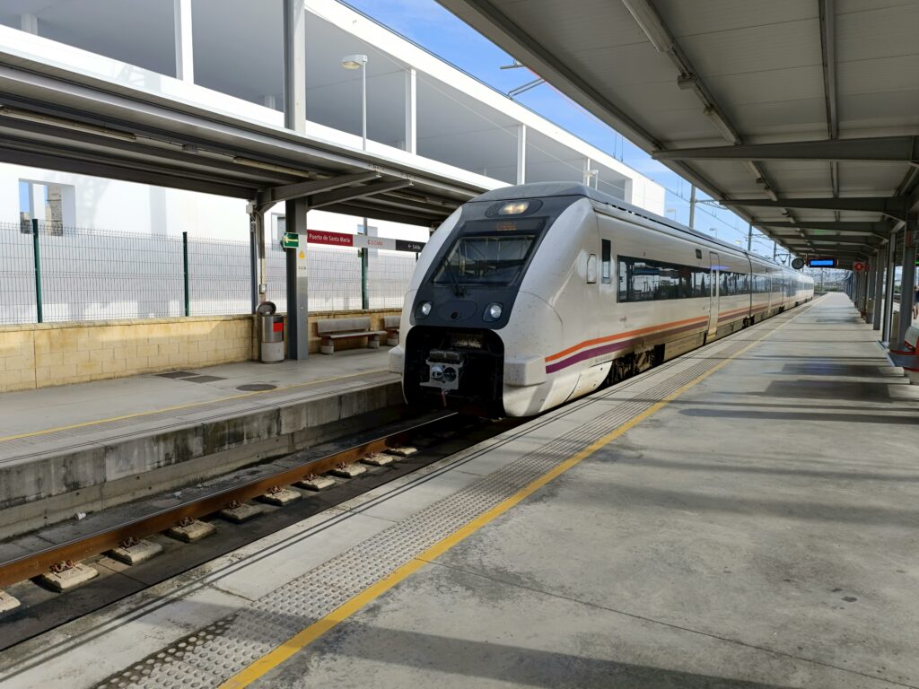 NOUA EDIȚIE DISCOVEREU: TINERII DE 18 ANI POT CĂLĂTORI GRATUIT PRIN Europa Comisia Europeană a anunțat o nouă rundă a programului DiscoverEU, oferind 40.000 de bilete de tren gratuite tinerilor europeni
