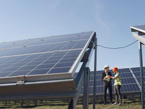 De ce plătim scump la curent? Minciuna cu „regenerabile=ieftin” demontată