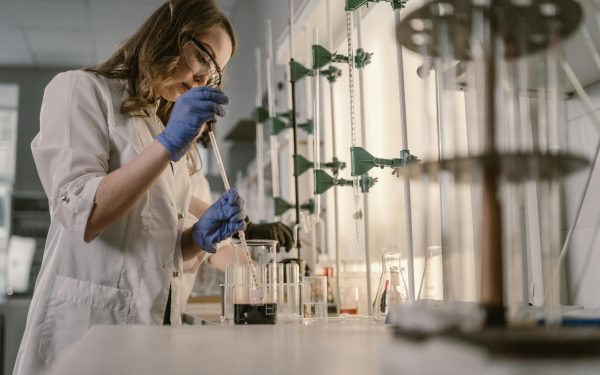 UE pompează 400 milioane euro pentru cercetare post-doctorală în Europa