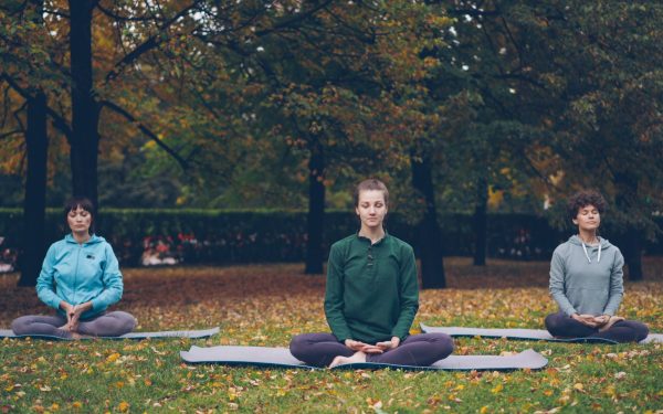 Rugăciunea „Tatăl Nostru” calmează: Sfaturi de la experți pentru relaxare după muncă