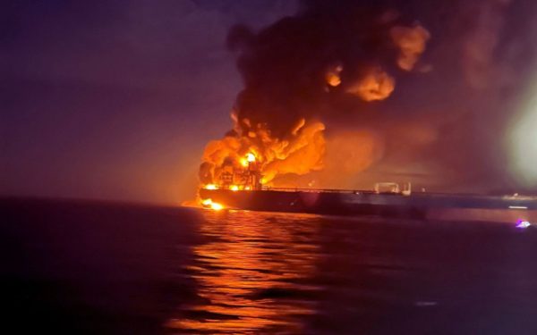 Deversări masive de petrol în Golf, vizibile din spațiu, după atacuri