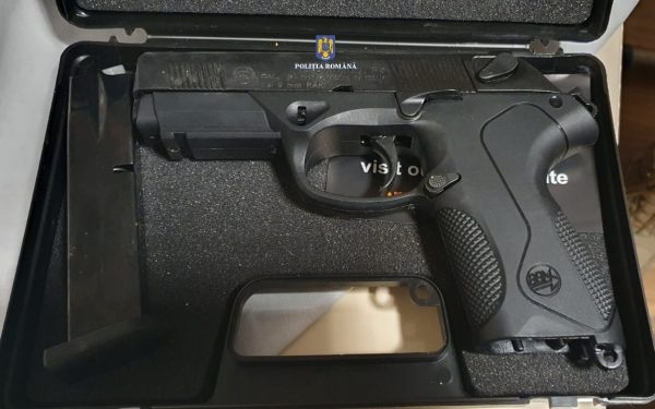 Arădeancă, prinsă în flagrant cu pistol de vânzare pe net: cerea 300 de euro