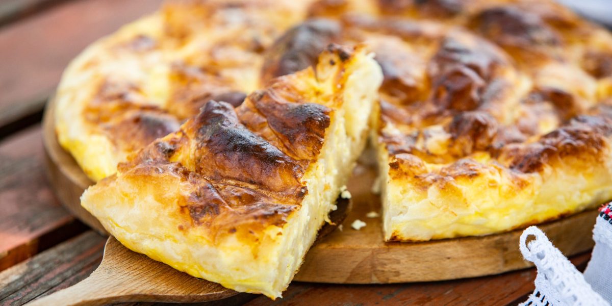 Încearcă plăcinta tradițională cu brânză: Răsucită sau la tavă, un deliciu!