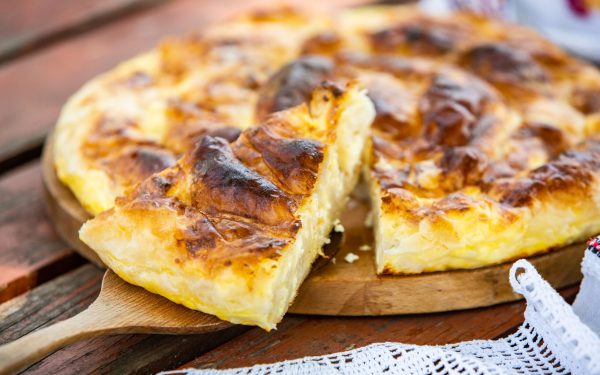 Încearcă plăcinta tradițională cu brânză: Răsucită sau la tavă, un deliciu!