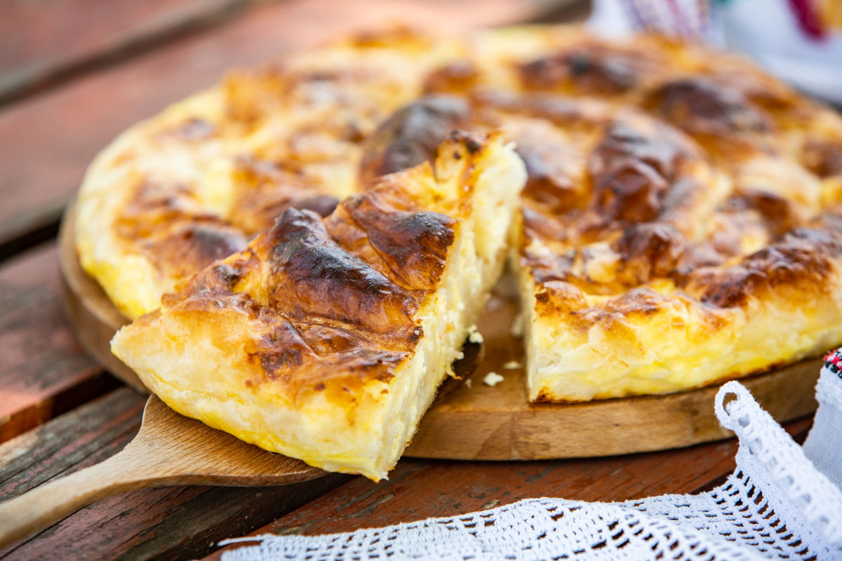 Plăcintă delicioasă cu brânză Hochland: răsucită sau la tavă? Bucătărește ca acasă!