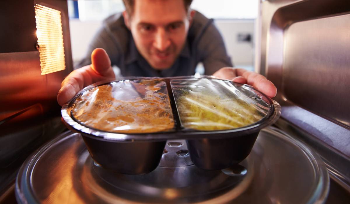 Un medic român a renunțat complet la utilizarea recipientelor din plastic pentru încălzirea alimentelor, după ce a consultat studii legate de impactul microplasticelor asupra sănătății