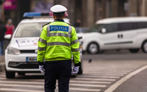 Șoferiță, prinsă cu mită la București: A ignorat camera polițistului