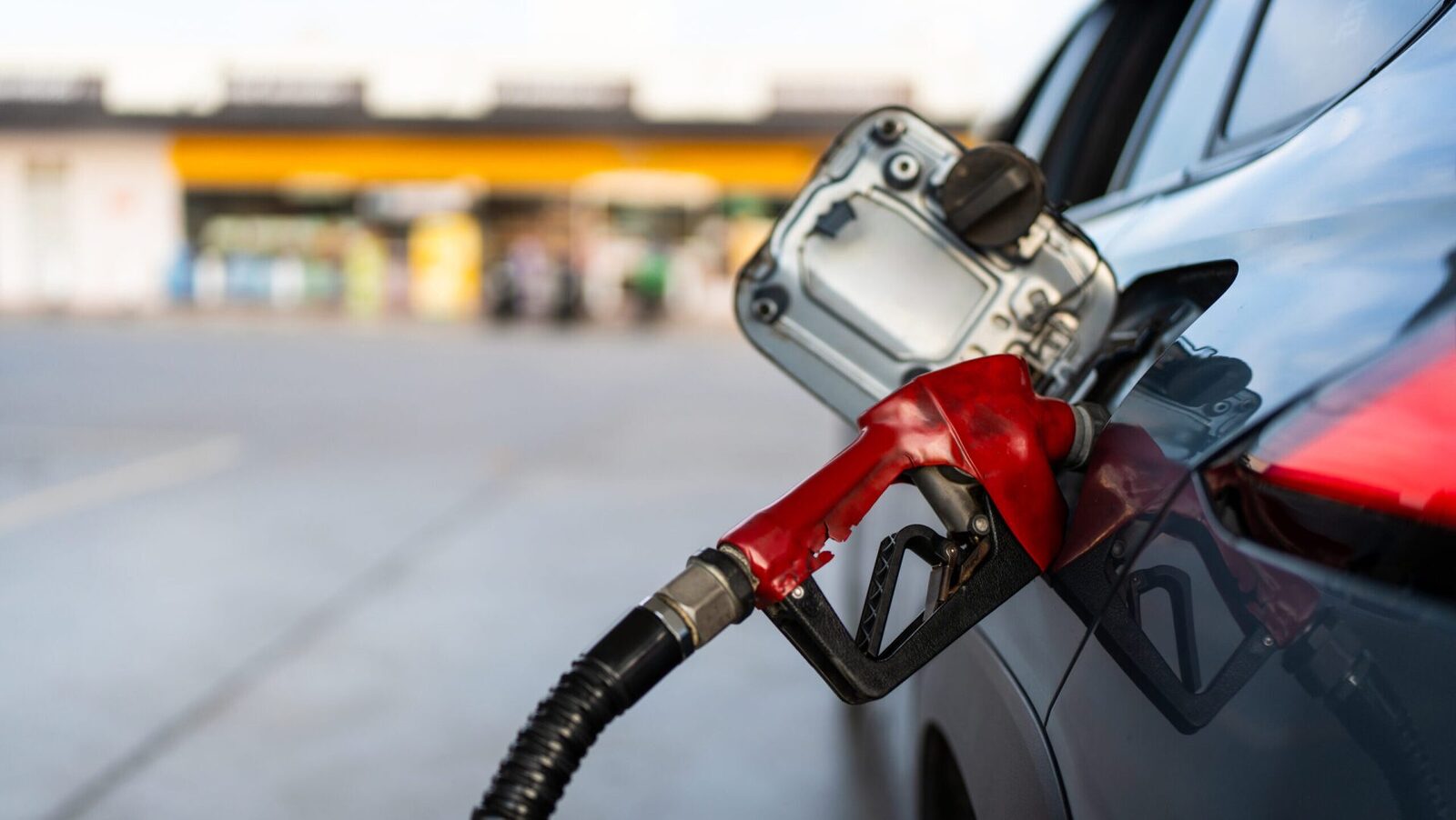 Benzina și motorina, tot mai ieftine în România: Vești bune pentru șoferi