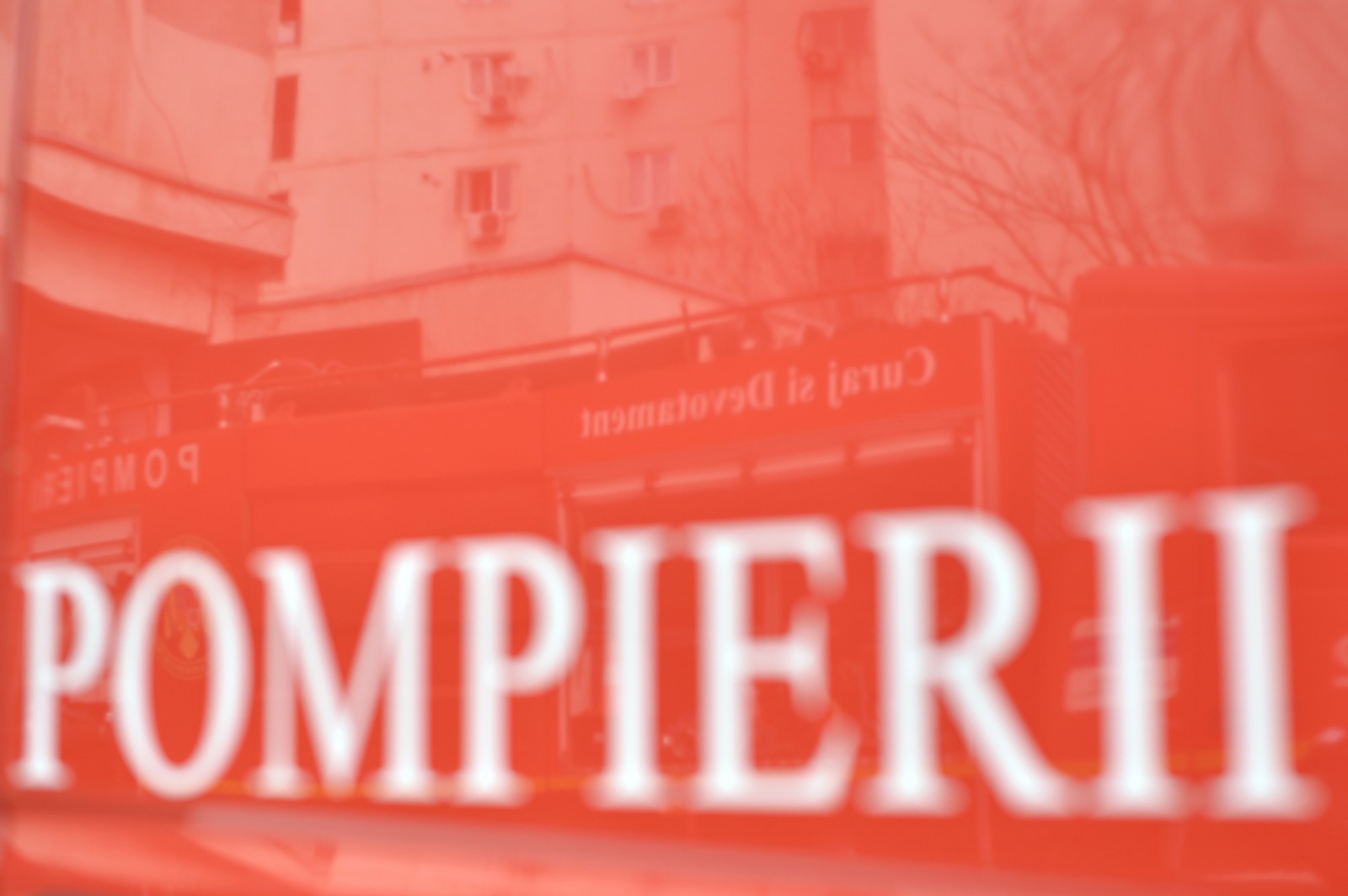 Pompierii prahoveni intervin pentru stingerea unui incendiu izbucnit la o clădire dezafectată din Câmpina, aparținând fostului Institut de Petrol și Gaze