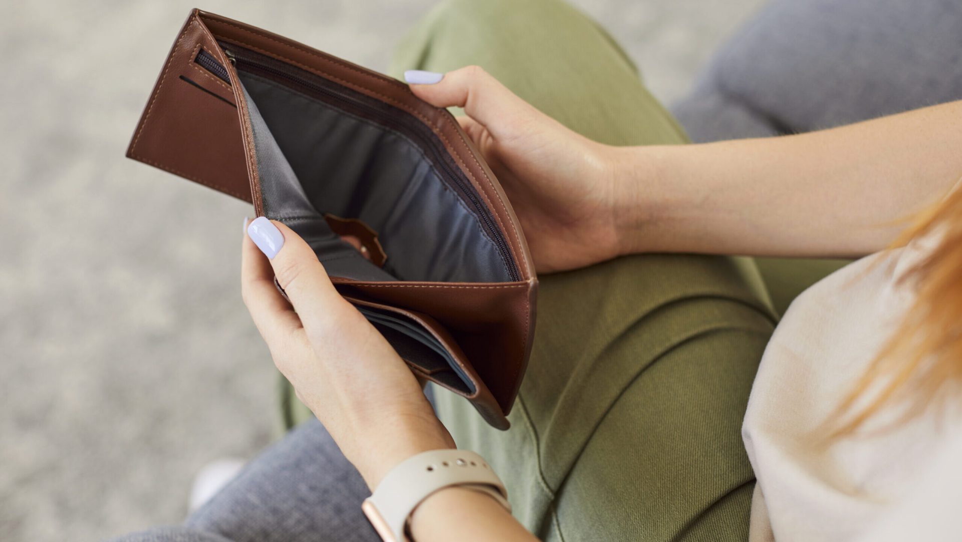 Cum poate trăi un român din salariul minim în 2026? În 2026, salariul minim brut pe economie din România rămâne un indicator esențial pentru piața muncii, influențând direct veniturile angajaților, costurile angajatorilor și dinamica economică generală