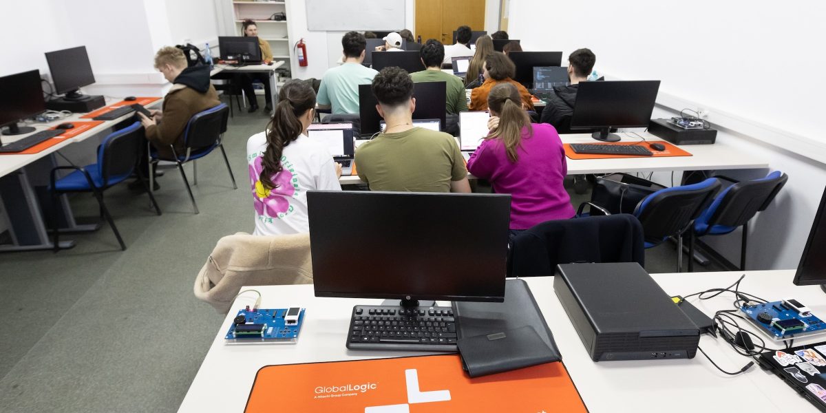 Nouă laboratoare pentru Calculatoare București: Investiție IT de peste 30.000 de euro