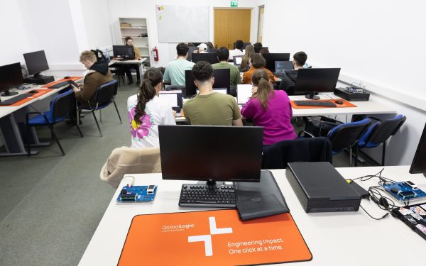Nouă laboratoare pentru Calculatoare București: Investiție IT de peste 30.000 de euro