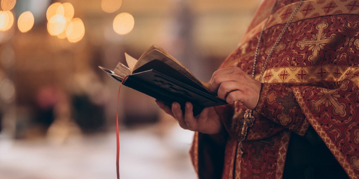 Spovedania, un „duș” pentru suflet: Cum ne curățăm de rele, explică un preot