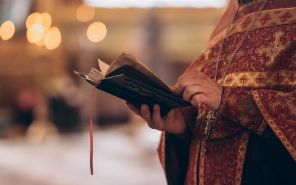 Spovedania, un „duș” pentru suflet: Cum ne curățăm de rele, explică un preot