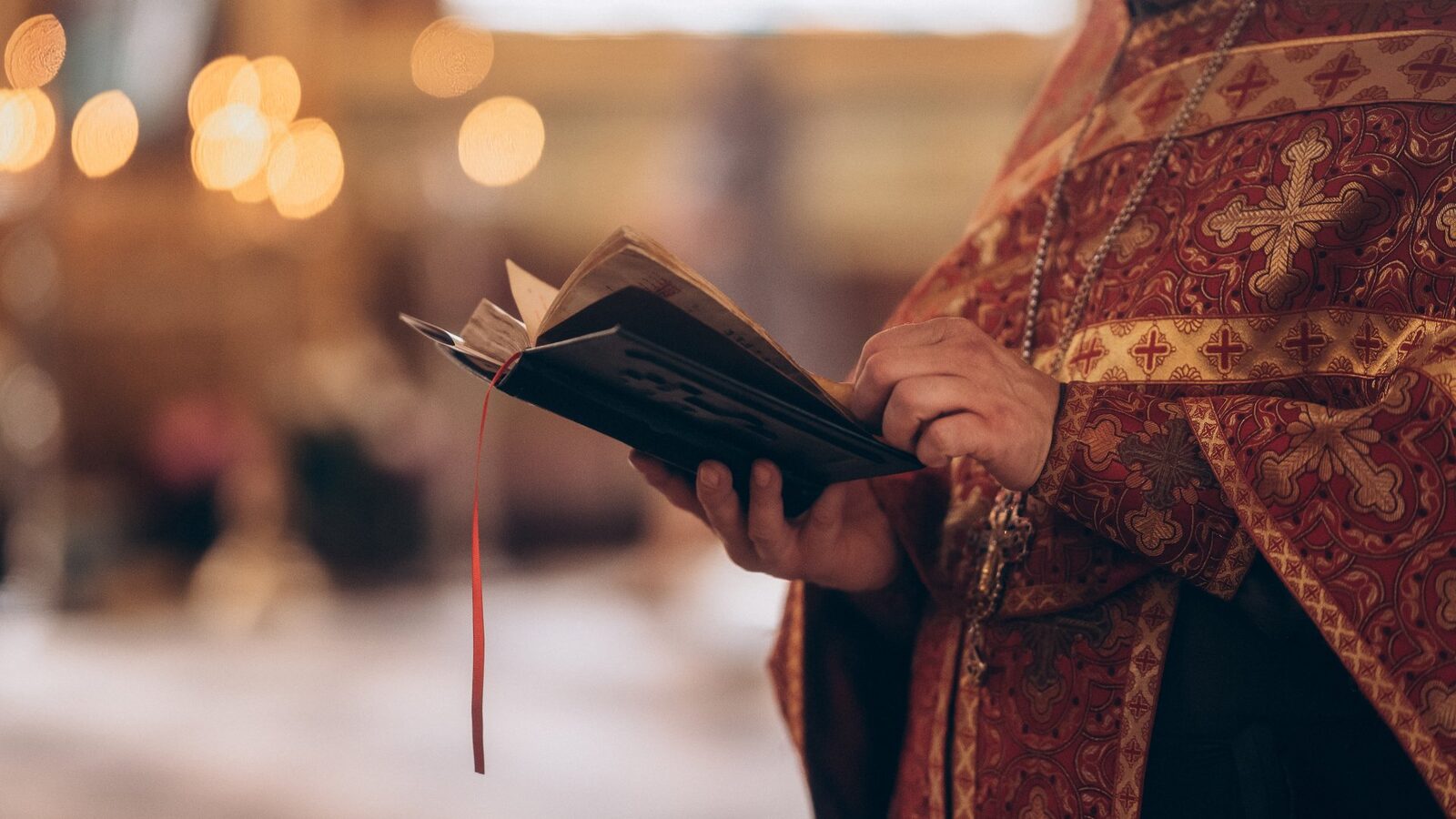 Spovedania, un „duș” pentru suflet: Cum ne curățăm de rele, explică un preot