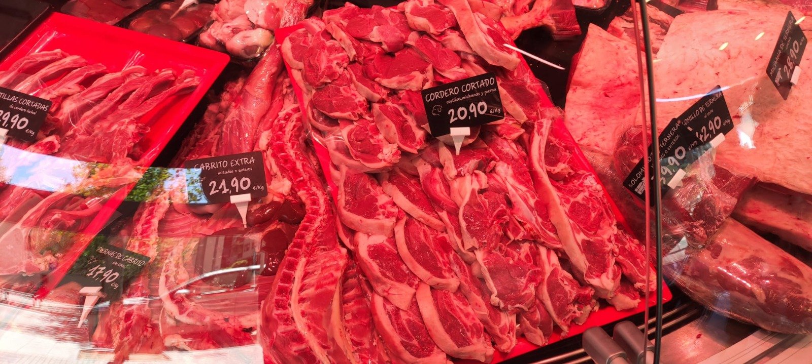 Cu o săptămână înainte de Paștele Ortodox din acest an, prețurile la carne de miel încep deja să devină o temă de discuție în rândul consumatorilor