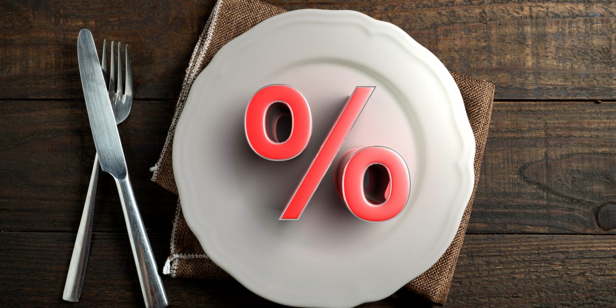 Inflația lovește România: Scumpiri accelerate, carburanții urcă prețurile