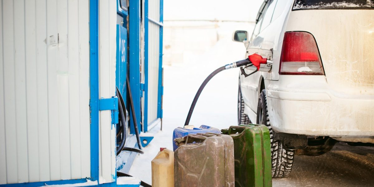 Poți lua benzină în canistră? Află regulile pentru șoferii din România