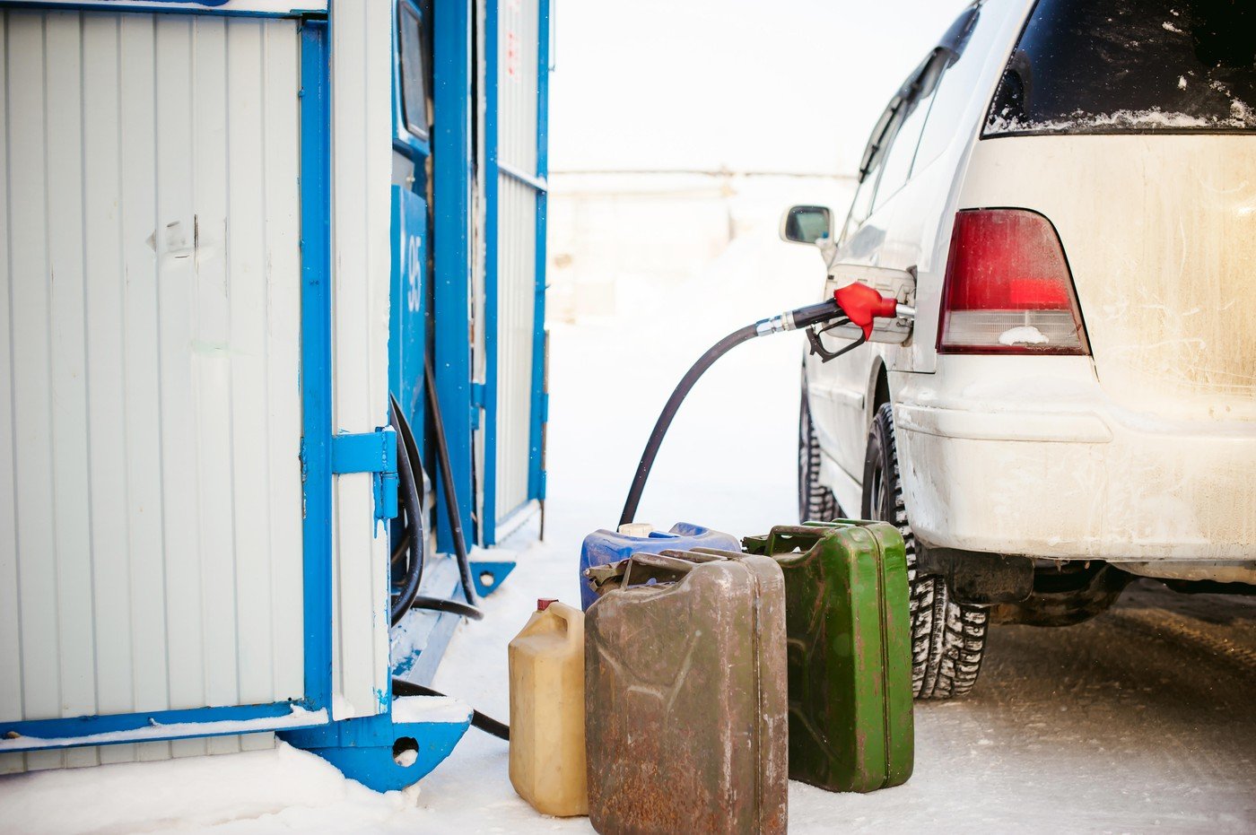 Benzina în canistră: Ce trebuie să știe șoferii înainte de a alimenta Pasionații de turism auto și șoferii care se pregătesc pentru eventuale situații neprevăzute se întreabă adesea dacă pot lua combustibil în canistră de la benzinărie