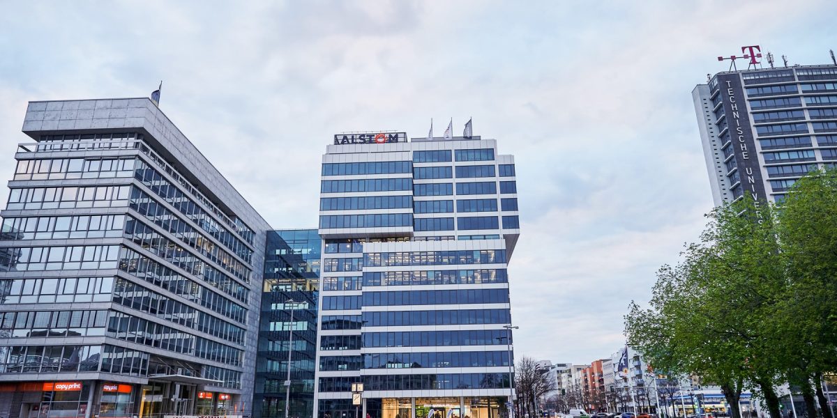 Acțiunile Gigantului X din România, PRĂBUȘIRE record la bursă