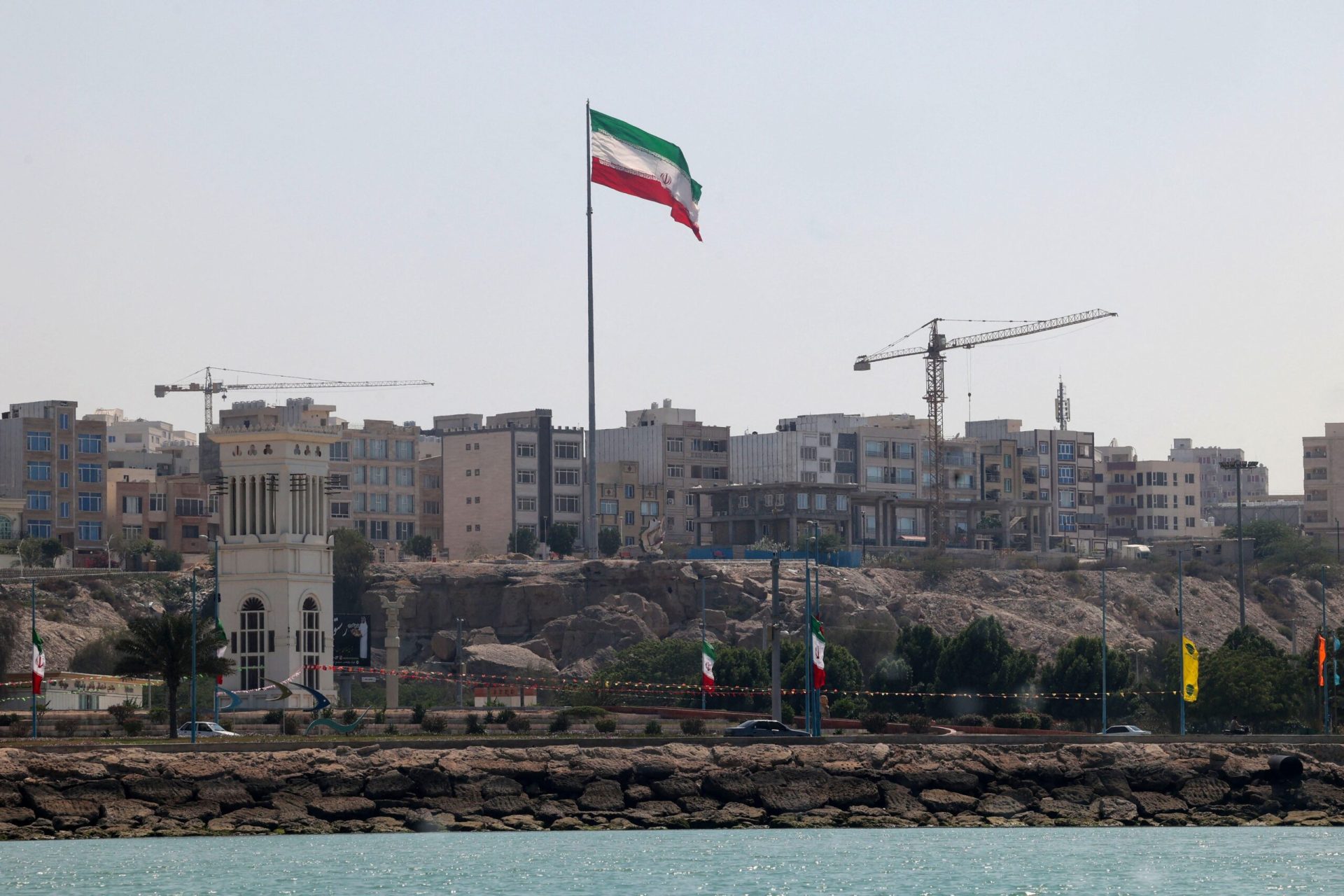 Președintele Donald Trump analizează posibilitatea preluării controlului asupra petrolului iranian Donald Trump explorează în prezent ideea ca Statele Unite să preia controlul asupra petrolului iranian, într-o mișcare ce ar putea schimba considerabil echilibrul de putere în regiune