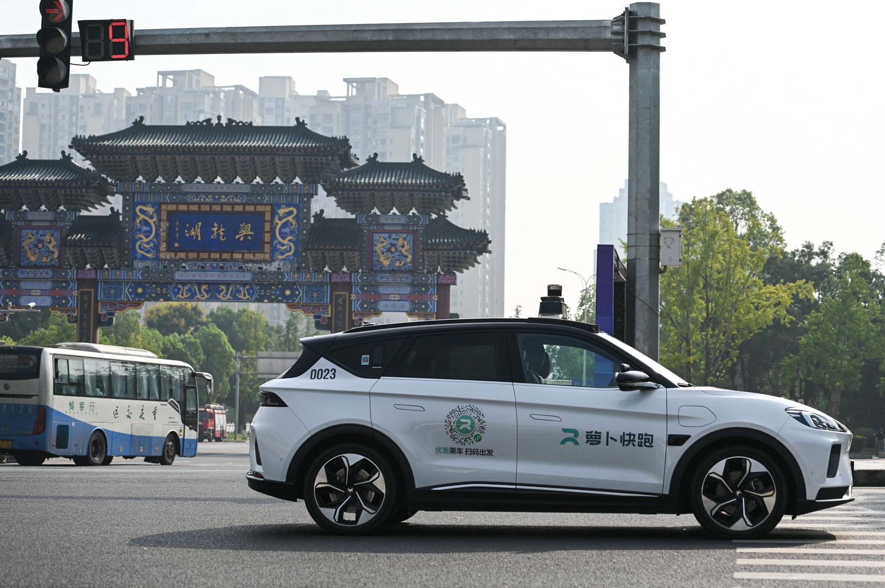 Autoritățile locale din Wuhan au anunțat miercuri că o „defecțiune de sistem” a cauzat oprirea bruscă a numeroase robotaxiuri Apollo Go în oraș, reluând îngrijorările legate de siguranța și fiabilitatea serviciului aflat în plină expansiune în China