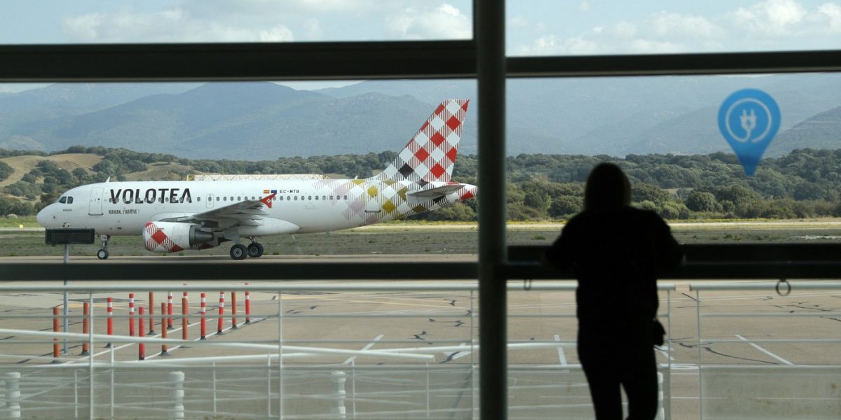 Companie aeriană introduce taxă suplimentară: Pasagerii, afectați de scumpiri