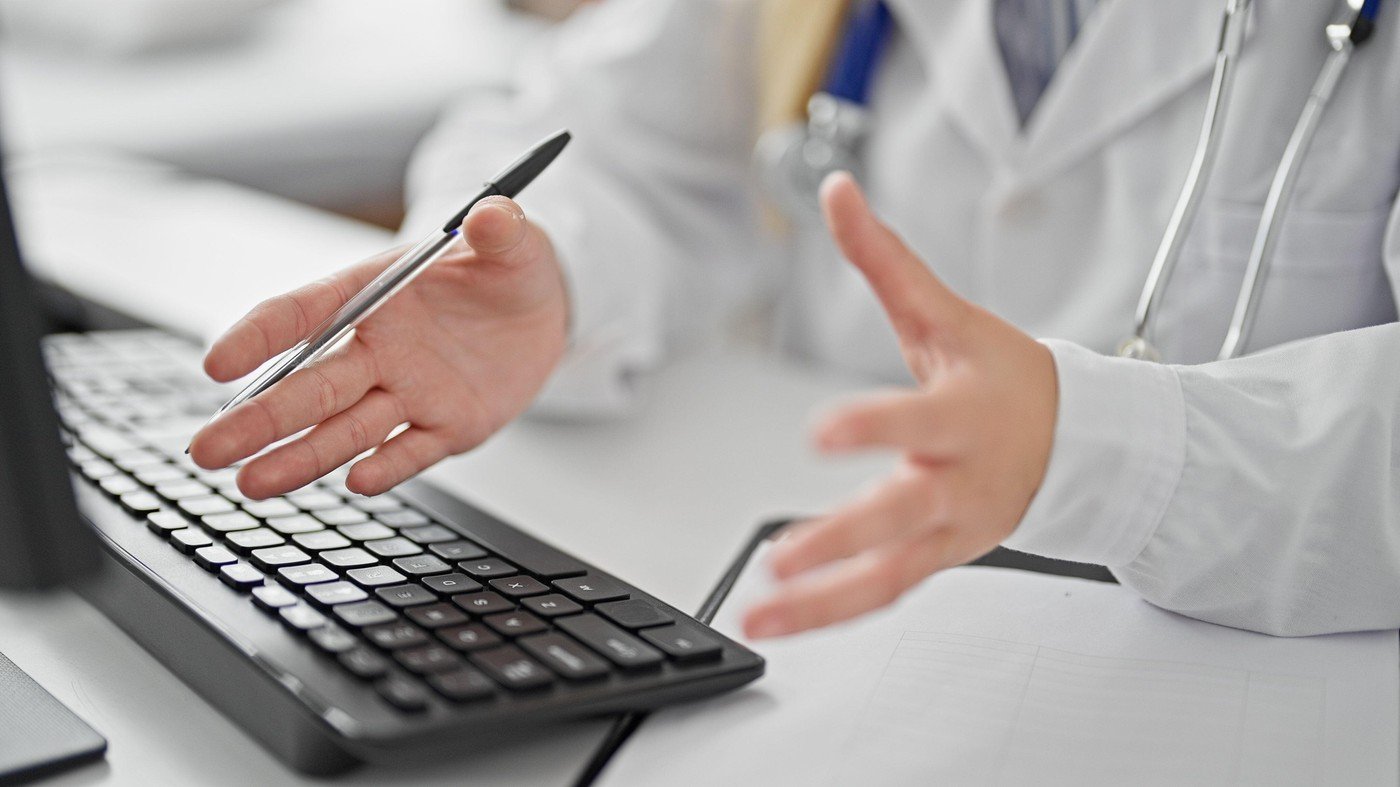 Concediul medical, considerat pentru vechimea în muncă? Clarificări oficiale despre impactul lunilor sau anilor în pensie Concediul medical nu mai este privit ca o perioadă lipsită de importanță în stabilirea vechimii în muncă, potrivit noilor reglementări oficiale