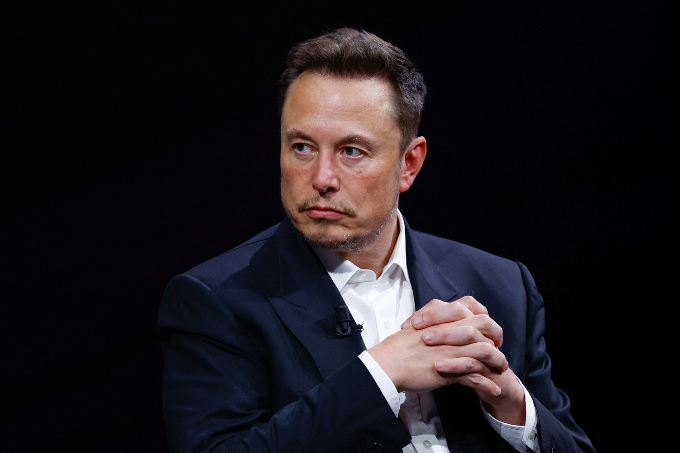 ELON Musk VREA SĂ-I DEMITĂ PE ALTMAN ȘI BROCKMAN DE LA OPENAI ELON Musk încearcă să obțină înlăturarea lui SAM ALTMAN din funcția de director executiv (CEO) al OpenAI, și a lui GREG BROCKMAN din cea de președinte a companiei de inteligență artificială