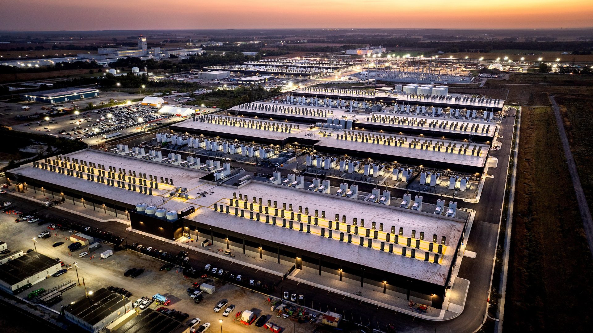 Centrele de date dedicates inteligenței artificiale au devenit surse majore de consum energetic, dar cercetări recente dezvăluie un impact secundar alarmant: acestea creează insule de căldură extreme, încălzind terenul din jur cu până la aproape 9 grade Celsius