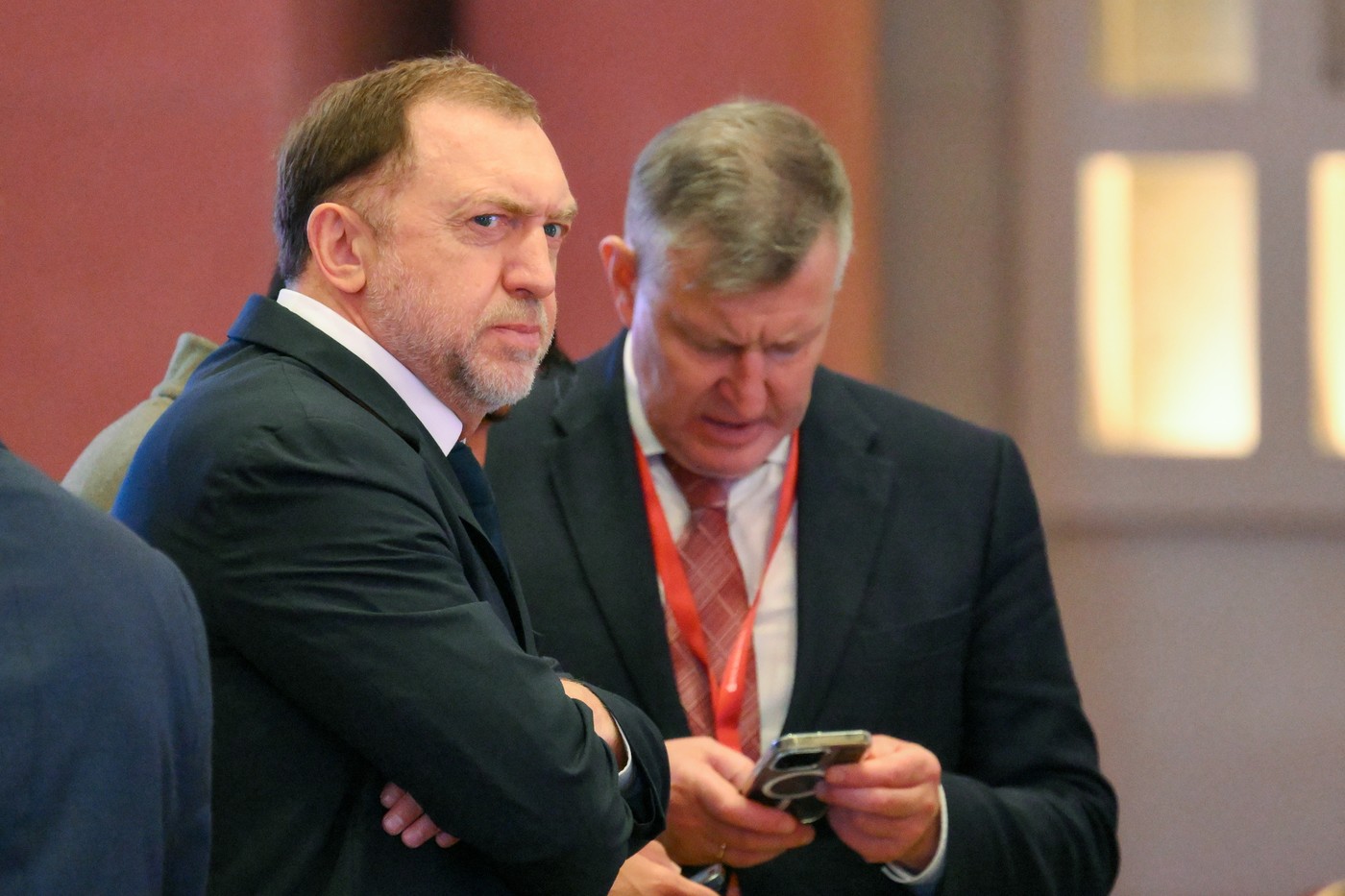 Un membru influent al industriei din Rusia, miliardarul Oleg Deripaska, a sugerat recent că țara ar trebui să adoptive un program de lucru de 12 ore pe zi, șase zile pe săptămână, pentru a putea face față provocărilor economice actuale