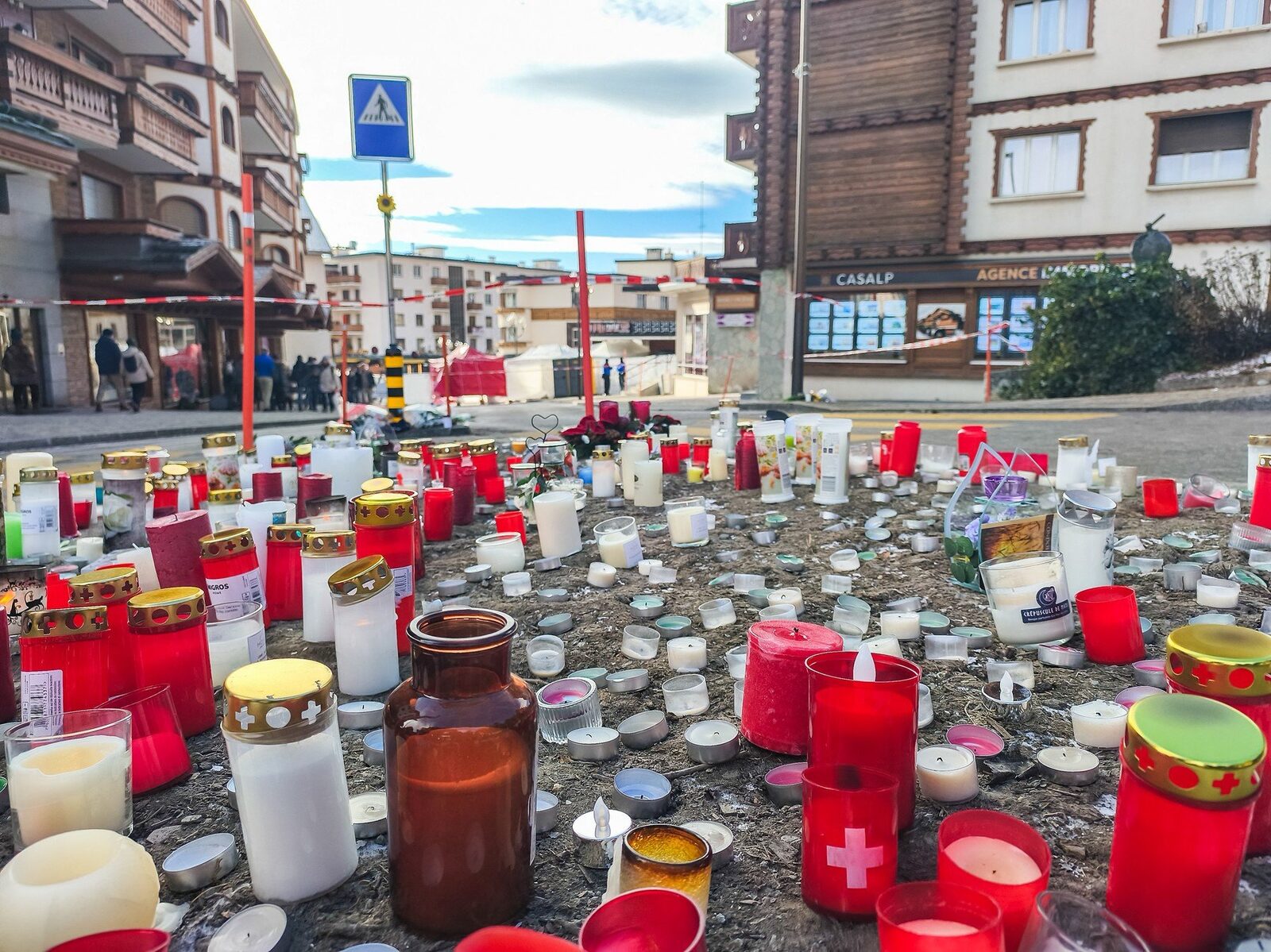 Proprietarii barului din Crans-Montana, acuzați în Italia după incendiul ucigaș