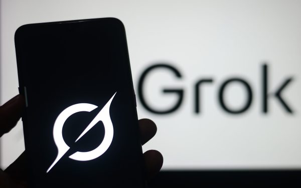 Apple amenință xAI: Grok, dat afară din App Store din cauza unor imagini