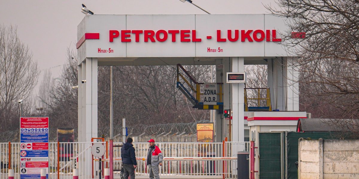 Petrotel Lukoil repornește: Benzina cea mai ieftină în regiune, promit