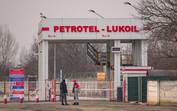 Petrotel Lukoil repornește: Benzina cea mai ieftină în regiune, promit