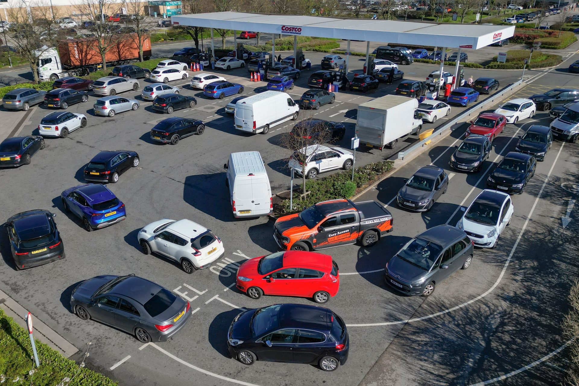 prețurile carburanților din România cresc mai mult decât în Europa, criza lovește și țara importatoare de Rusia și Azerbaidjan